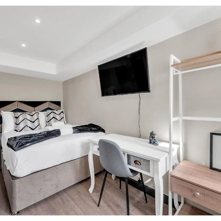 Stay & Explore: Convenient Studio - Prime Location Londra Esterno foto